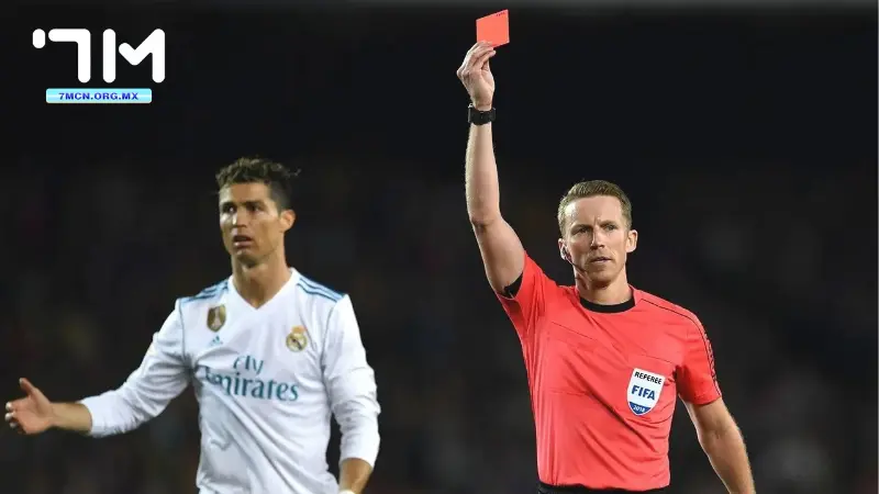 Thẻ đỏ là gì - một thẻ đỏ có giá trị bằng hai thẻ vàng cộng lại với nhau